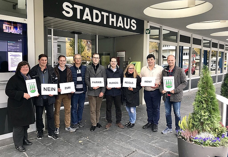 Übergaben Stadtschreiber Markus Dietler (vierter v.l.) die Unterschriften (v.l.): Monique Rudolf von Rohr, Urs Nussbaum, Philippe Ruf, Matthias Borner, Christian Werner, Gabriella Degen, Roger Lang und Daniel Probst. (Bild: ZVG)