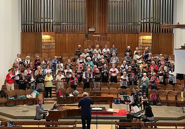 Der Oratorienchor Olten bei einer Probe in der Friedenskirche Olten mit den Instrumentalsolisten und Christoph Moser am Dirigentenpult. (Bild: ZVG)