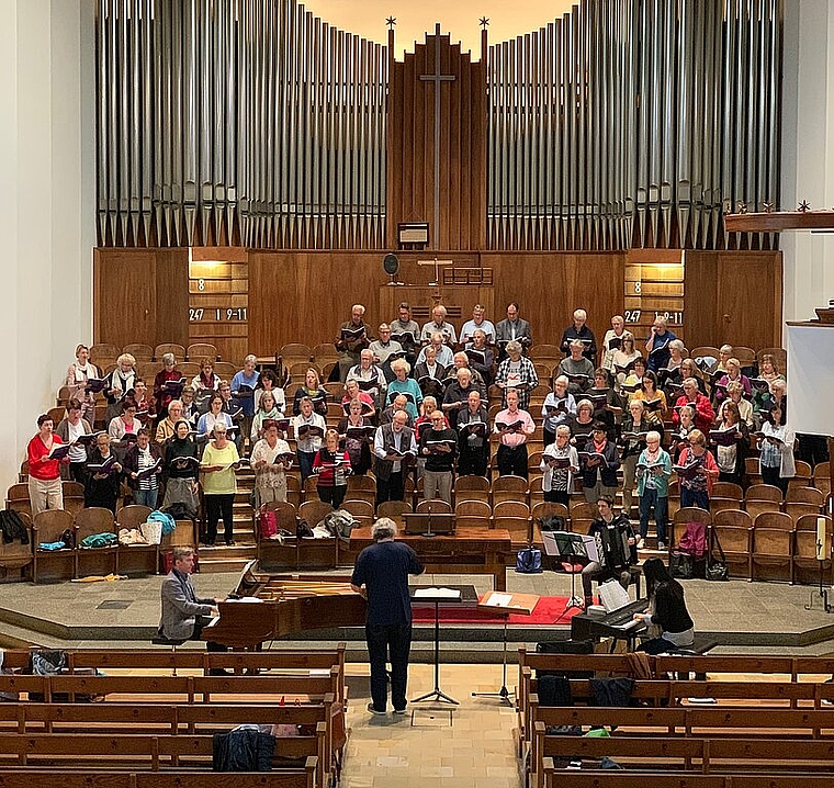 Der Oratorienchor Olten bei einer Probe in der Friedenskirche Olten mit den Instrumentalsolisten und Christoph Moser am Dirigentenpult. (Bild: ZVG)