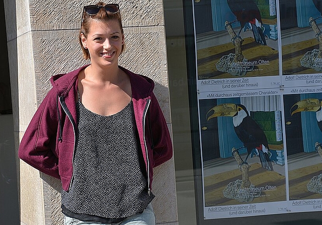 Die Oltner Slam-Poetin Lisa Christ führt mit humorvollen Texten und Anekdoten durch Adolf Dietrich’s Kunstwerke. (Bild: vwe)