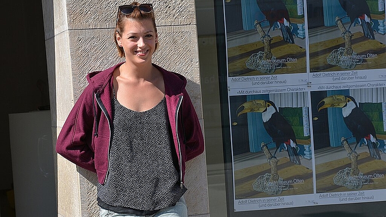 Die Oltner Slam-Poetin Lisa Christ führt mit humorvollen Texten und Anekdoten durch Adolf Dietrich’s Kunstwerke. (Bild: vwe)