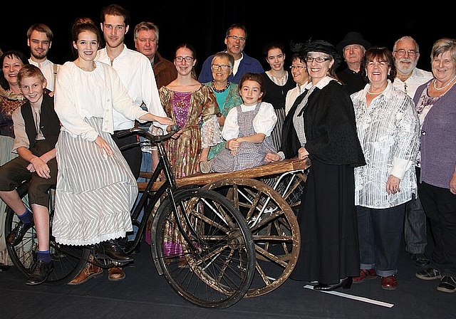 Die Heimatschutz Theater-Crew grösstenteils stilecht wie einst anfangs des 20. Jahrhunderts. (Bild: mim)