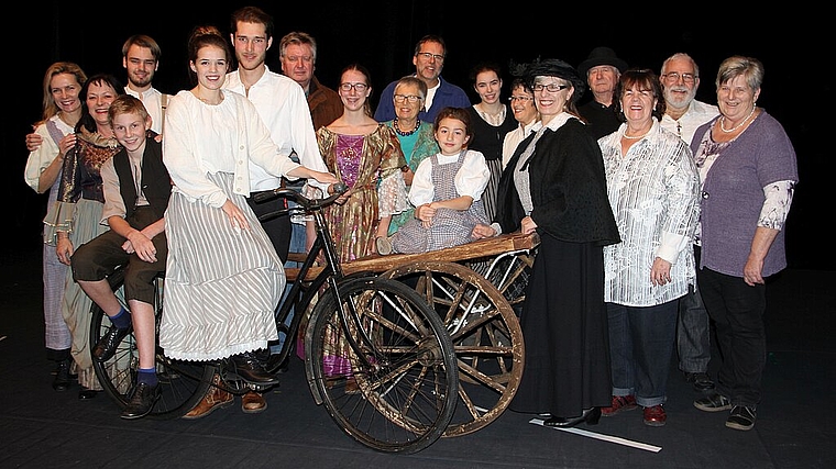 Die Heimatschutz Theater-Crew grösstenteils stilecht wie einst anfangs des 20. Jahrhunderts. (Bild: mim)