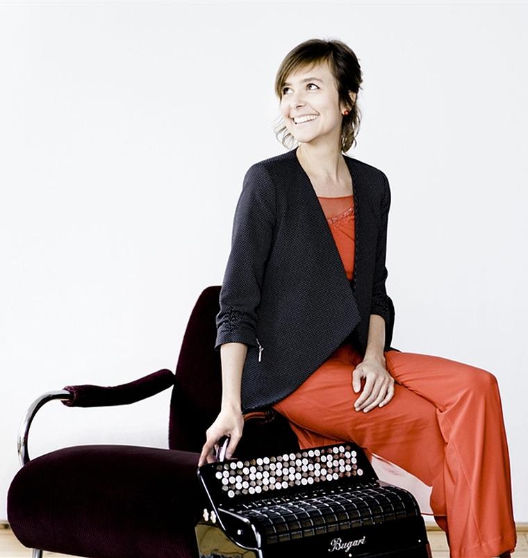 Akkordeonistin Viviane Chassot beehrt am Sonntag die Pauluskirche. (Bild: ZVG)