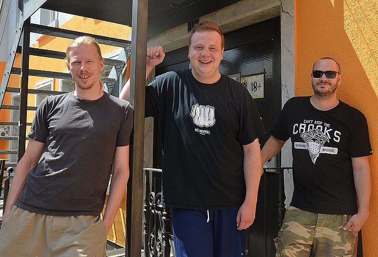 Zwei Jahre sind seit der Neueröffnung vergangen, dieses kleine Jubiläum soll gefeiert werden. Deshalb laden die Betreiber der Paraiba Bar &amp; Club (v.l.) Franz Käser, Sam Rudolf von Rohr und Alexander «Hack» Giger am Freitag, 21. und Samstag, 