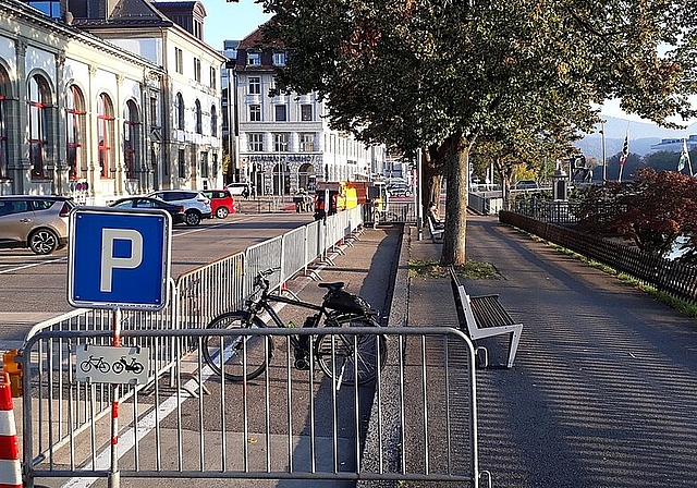 Als Alternative zu den Veloparkplätzen vor dem Bahnhofplatz stellt die Stadt Olten ab sofort mehrere Autoparkplätze am Amthausquai vis-à-vis Stadttheater zur Verfügung. (Bild: ZVG)