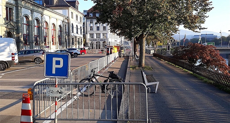 Als Alternative zu den Veloparkplätzen vor dem Bahnhofplatz stellt die Stadt Olten ab sofort mehrere Autoparkplätze am Amthausquai vis-à-vis Stadttheater zur Verfügung. (Bild: ZVG)