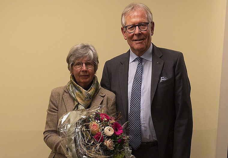 Susanna Jenzer wurde von Präsident Ernst Zingg zum ersten Ehrenmitglied von Alzheimer Solothurn ernannt. (Bild: ZVG)