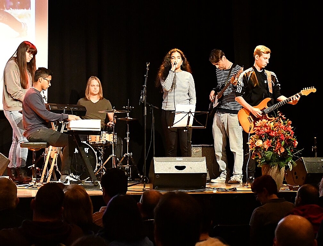 Die Band «Stars of Tomorrow» von der Musikschule Olten umrahmte die Feierlichkeiten musikalisch. (Bild: Franz Beidler)