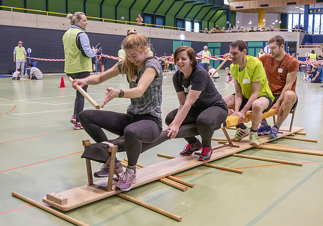 20 bunt zusammengewürfelte 4er-Teams wurden auf einem Parcours gefordert. (Bild: Erwin von Arx)