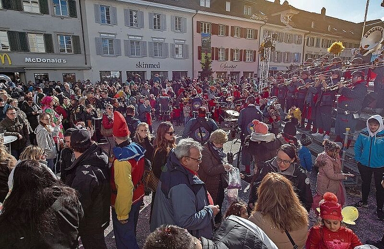 Trotz «Absage» der Fasnacht herrschte am Samstag reges Treiben auf dem Kirchplatz.