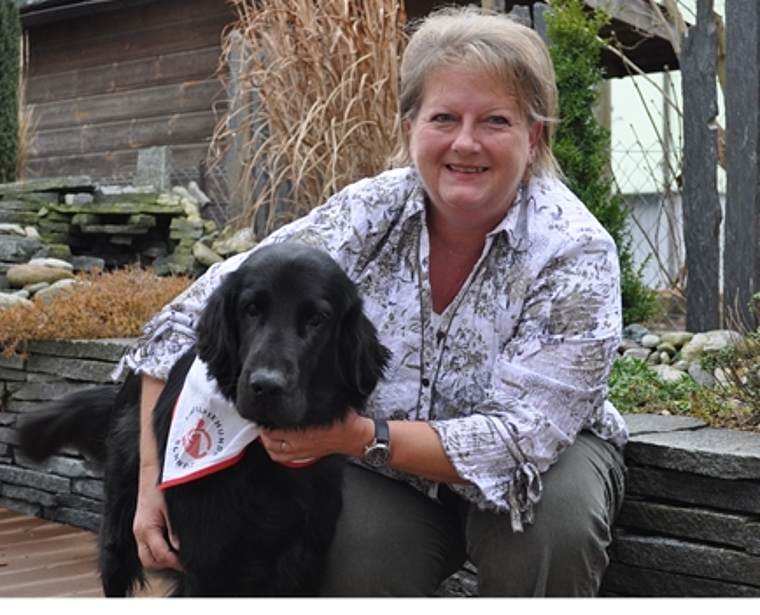 Ursula Bachmann mit Chilli, ihrem Flatcoated Retriever. mim)