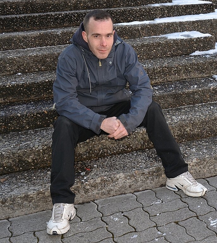 Tobias Vega auf dem «Platz der Begegnung»: Mit seinen Projekten schafft der Oltner Begegnungen - sei es zwischen Kulturen oder Mensch und Natur. (Bild: vwe)