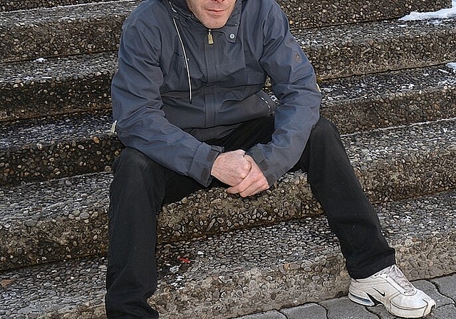Tobias Vega auf dem «Platz der Begegnung»: Mit seinen Projekten schafft der Oltner Begegnungen - sei es zwischen Kulturen oder Mensch und Natur. (Bild: vwe)