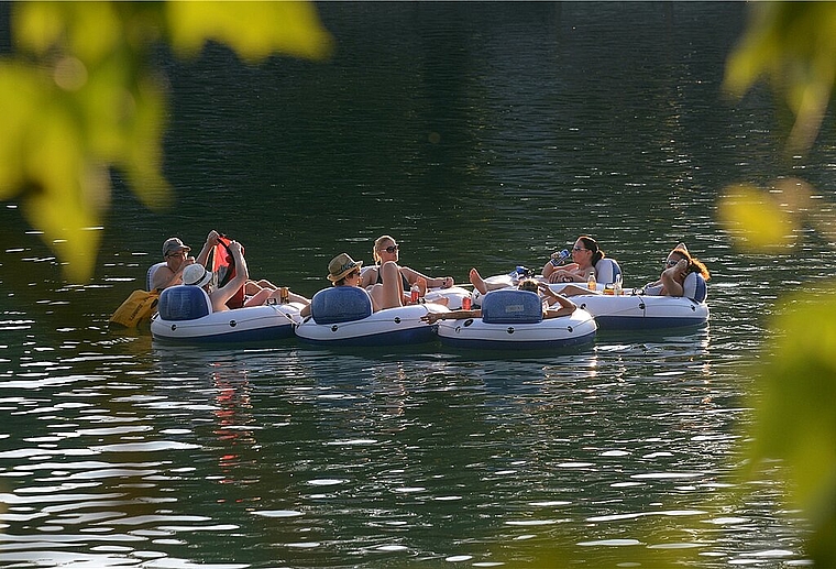 Beim beliebten «Böötlen» auf der Aare ist Vorsicht geboten. (Bild: Hansjörg Sahli)