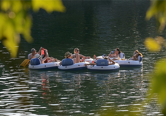 Beim beliebten «Böötlen» auf der Aare ist Vorsicht geboten. (Bild: Hansjörg Sahli)