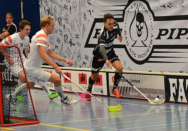 Das junge Team von Unihockey Mittelland, hier der erst 17-jährige Stürmer Sven Hunziker (r.), konnte beim zweiten Cupspiel mit dem Ligakonkurrenten Hornets Mooseedorf mithalten und entschied die Partei mit 7:6 für sich. (Bild: ZVG)