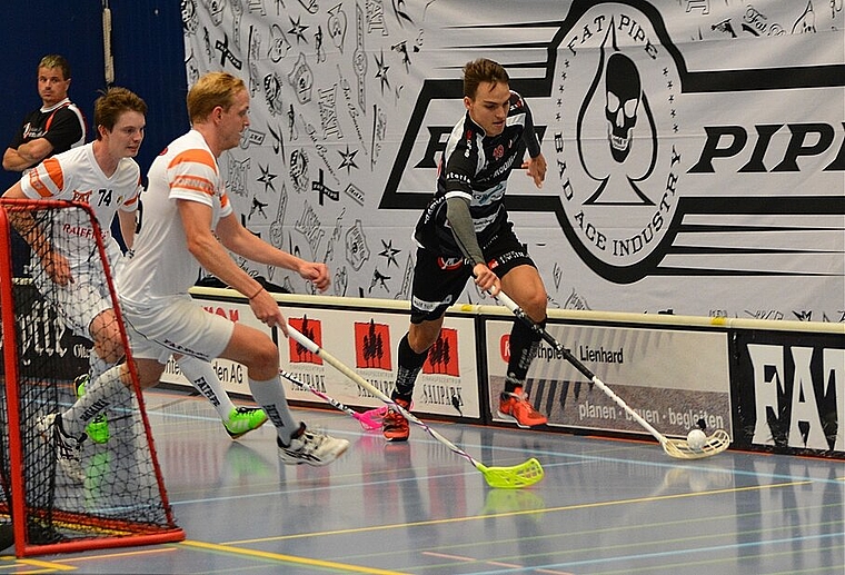Das junge Team von Unihockey Mittelland, hier der erst 17-jährige Stürmer Sven Hunziker (r.), konnte beim zweiten Cupspiel mit dem Ligakonkurrenten Hornets Mooseedorf mithalten und entschied die Partei mit 7:6 für sich. (Bild: ZVG)