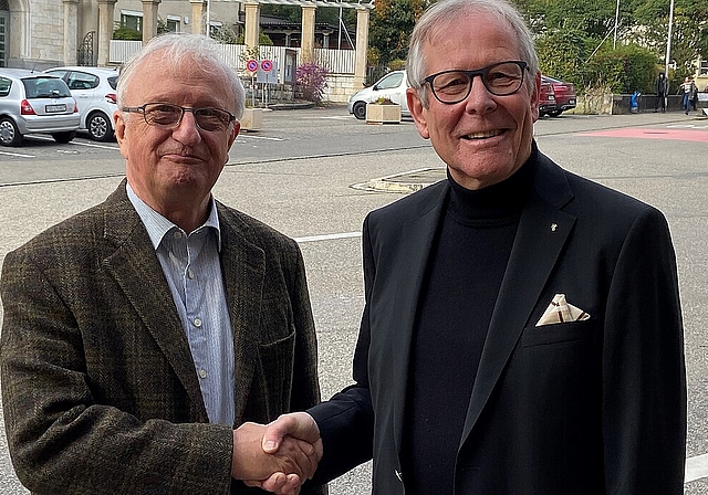 Die beiden Präsidenten, Rolf Büttiker für die Sogas und Ernst Zingg für die sbo, zeigen sich erfreut über den gelungenen Vertragsabschluss. (Bild: ZVG)