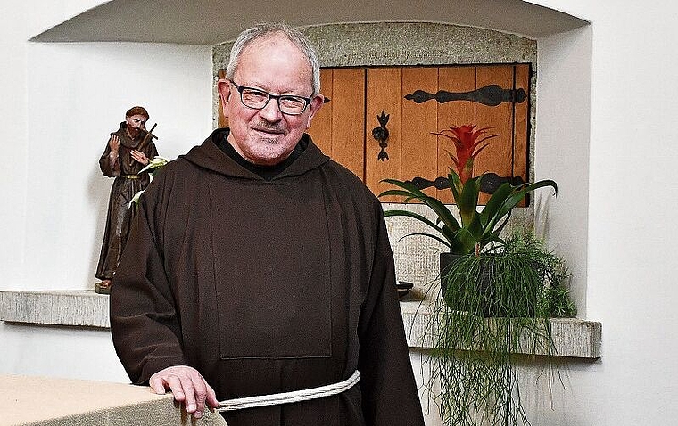 Bruder Josef, Guardian des Kapuzinerklosters Olten, im Gebetsraum des Klosters. Hier besinnen sich die Mönche im täglichen Mittags­gebet auf die Fastenzeit. (Bild: Franz Beidler)