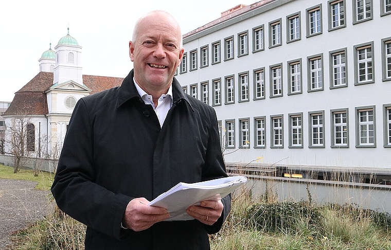 Will im kommenden Jahr trotz drohendem Referendum Vorwärtskommen: Stadtpräsident Martin Wey findet die neu renovierte Stadtkirche gelungen und freut sich auf die im kommenden Herbst geplante Fertigstellung des umgebauten «Hauses der Museen». (Bil