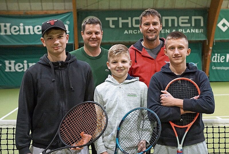 TC-Froburg-Präsident Marco Meyer (hinten links) und Kadertraining-Leiter Marco Chiudinelli mit drei vielversprechenden Talenten, die in Trimbach das Kadertraining beim ehemaligen Davis-Cup-Gewinner besuchen. (Bild: Achim Günter)