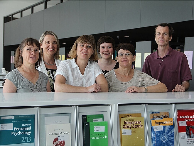 Ein Teil des Bibliotheks-Teams (v.l.): Silvia Schwappacher, Marianne Hertner, Susanne Stier, Seraina Scherer, Silvia Zaugg und Christoph Gey (es fehlt Mario Piscazzi).
