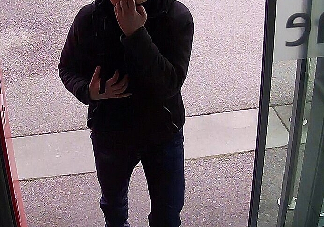 Mutmasslicher Täter beim Betreten der Bank. (Bild: ZVG)