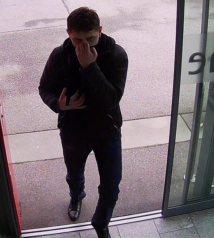 Mutmasslicher Täter beim Betreten der Bank. (Bild: ZVG)