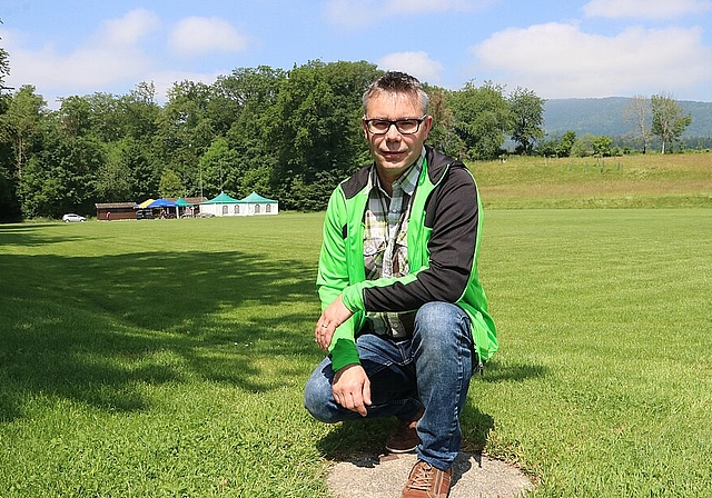 OK-Vizepräsident Philipp Hengartner auf der noch grünen Wiese, auf welcher in gut drei Wochen das erste Munimatt Schwinget über die Bühne geht. (Bild: mim)