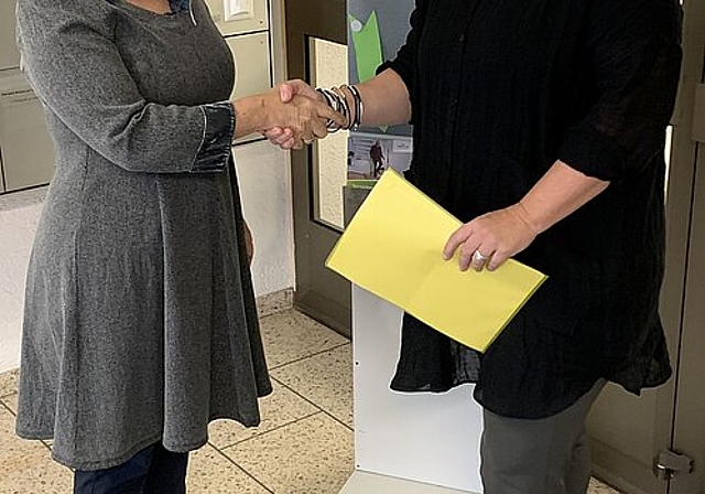 Stadträtin Marion Rauber und Ida Boos Waldner, Geschäftsleiterin der Pro Senectute Kanton Solothurn, freuen sich über den erfolgreichen Abschluss ihrer Verhandlungen in Form der neuen Leistungsvereinbarung. (Bild: ZVG)