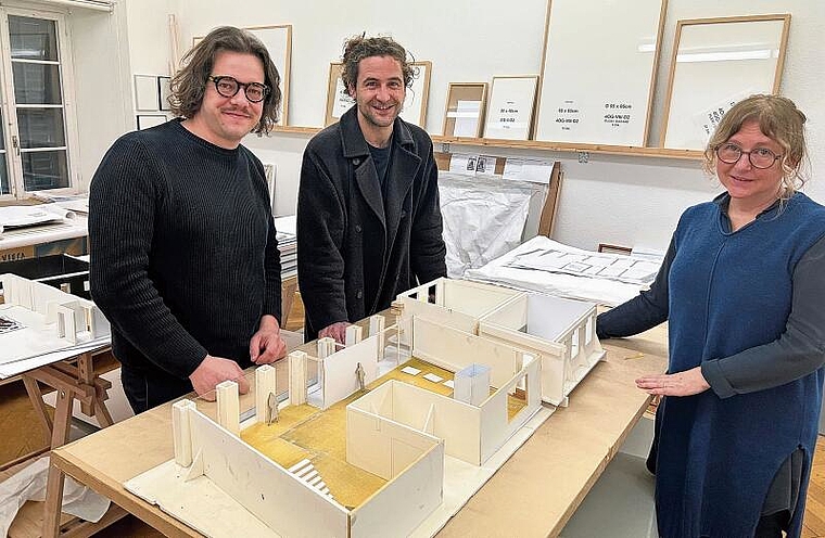 Kurator Florian Amoser, Sebastian Altermatt, JKON-Verbindungsmann im Kunstmuseum, und Direktorin Dorothee Messmer befinden sich in den Vorbereitungen für die Ausstellung. (Bild: Caspar Reimer)