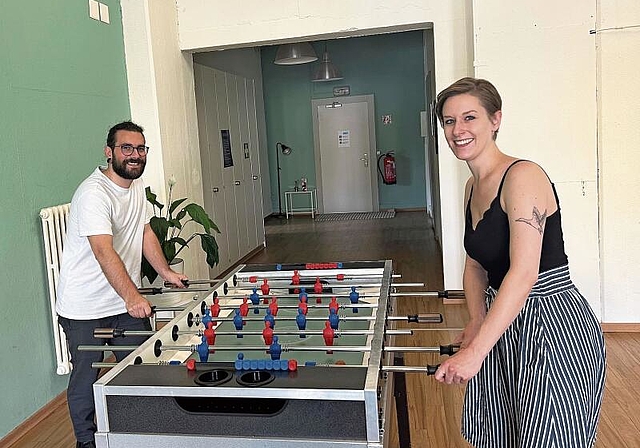 Mirjam Keller und Pascal Lack bleiben bei ihrer Arbeit im Jugendwerk Olten immer in Bewegung. (Bild: Caspar Reimer)