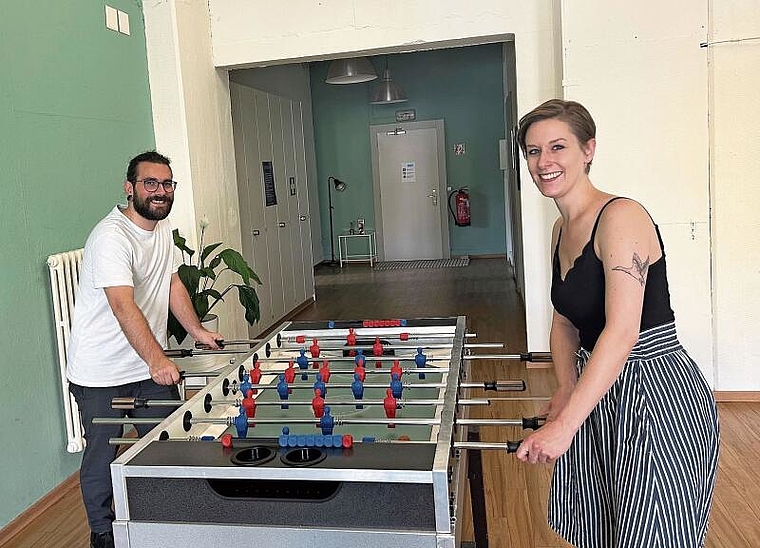 Mirjam Keller und Pascal Lack bleiben bei ihrer Arbeit im Jugendwerk Olten immer in Bewegung. (Bild: Caspar Reimer)