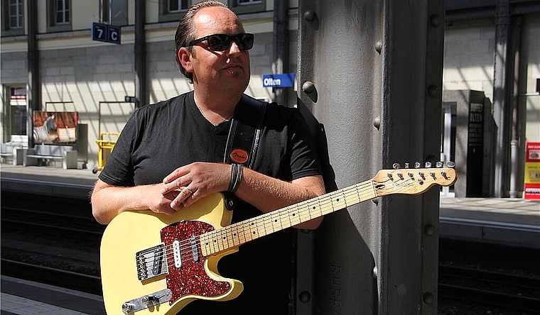 Ständig unterwegs zu Auftritten an allen möglichen Orten in der Schweiz und in Deutschland: Gitarrist Andre Kunz. mim)