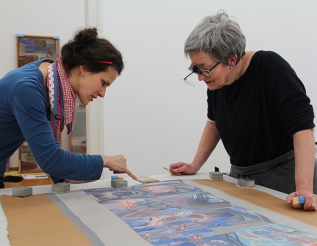 Katja Herlach, Kuratorin und stellvertretende Direktorin, und Restauratorin Claire Rast bei der Reinigung des Arbeitsentwurfes des im Original 7.5 Meter hohen und 27 Meter langen Werkes «Eisenverarbeitung», das Morach an der Landesausstellung 1939 in Zürich gezeigt hat. (Bild: mim)
