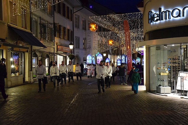 Auch in diesem Jahr werden die Treichel-Träger den St. Nikolaus wieder lautstark ankündigen und die Iffelen-Träger den Weg beleuchten. (Bild: ZVG)
