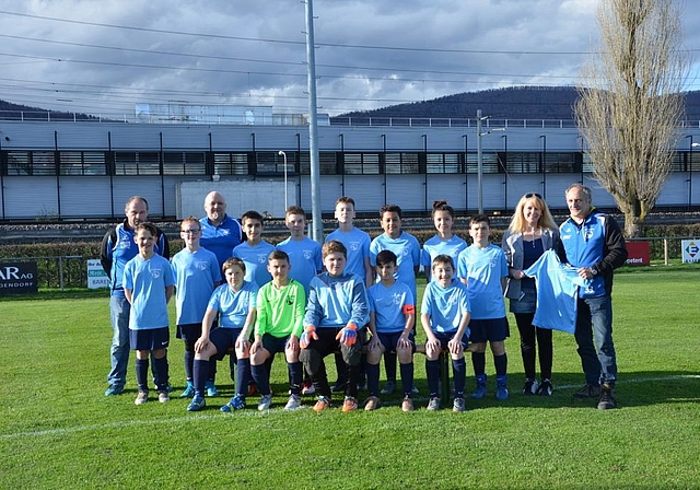 Die Junioren des Fussballclubs Hägendorf konnten dank Sponsoren neu eingekleidet werden. (Bild: ZVG)
