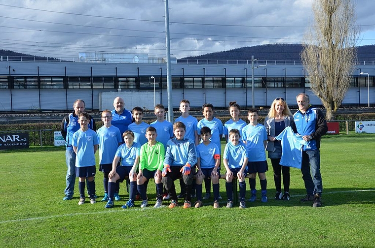 Die Junioren des Fussballclubs Hägendorf konnten dank Sponsoren neu eingekleidet werden. (Bild: ZVG)
