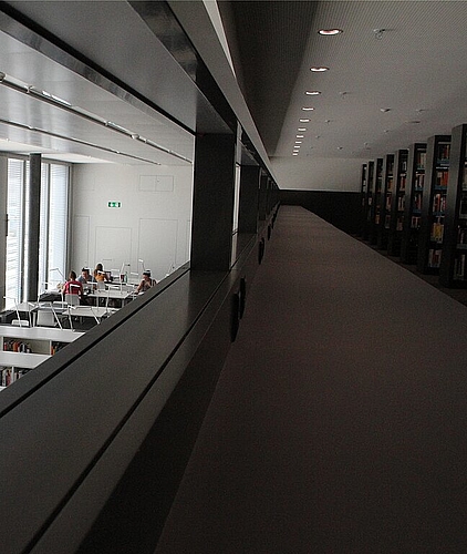 Hell und übersichtlich präsentiert sich die neue FHNW-Bibliothek.
