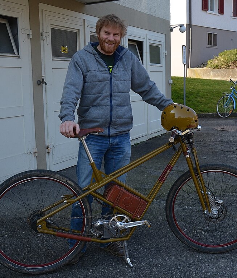 Janez Grasic mit dem ersten fertiggestellten «Jaal-Elektrobike». vwe)