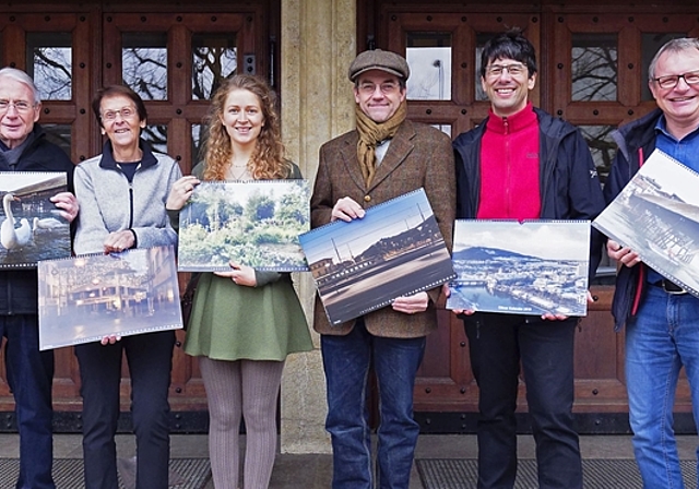 Die Bildspenden für den Oltner Kalender 2019 stammen von (v.l.) Kurt Schibler, Margrit Stäheli, Anna-Lena Holm, Christian Amoser, Tobias Oetiker und Bruno Kissling (nicht auf dem Bild sind Markus Fischer und Benjamin Widmer). (Bild: ZVG)