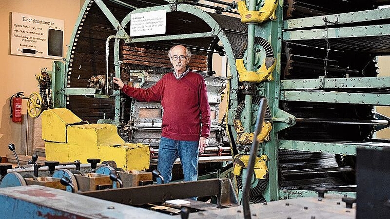 Eine raumgrosse Maschine für Zündhölzer: Ernst Glanzmann, Mitglied der Museumsleitung und zuständig für Führungen, im Schweizerischen Zündholzmuseum Schönenwerd. (Bild: Franz Beidler)