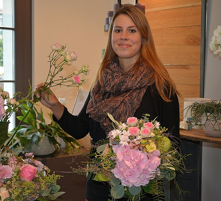 Jenny Wüthrich fühlt sich zwischen den Blumen in aller Art Farben und Formen am Wohlsten. vwe)
