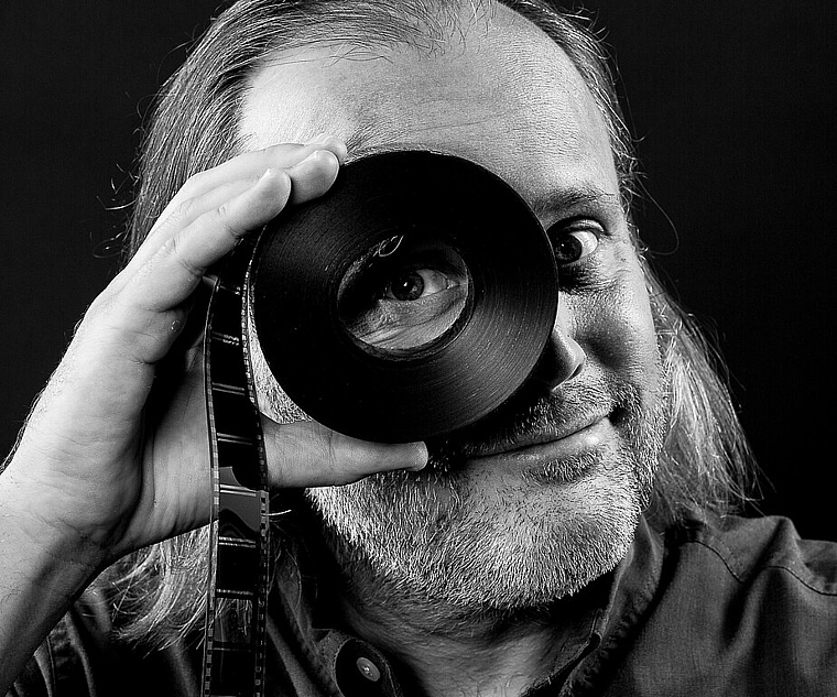 Der Oltner Kinobetreiber Konrad «Kinokoni» Schibli, abgelichtet vom Oltner Fotografen Anthony Troy. (Bild: ZVG)