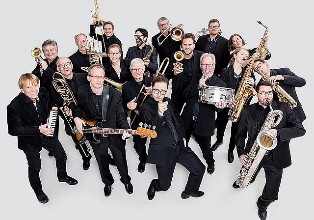 Zusammen mit Saxofonist und Bandleader Pepe Lienhard und Sängerin Charlotte Heinke eröffnet die Big Band Olten die neue Stadttheater-Saison. (Bild: ZVG)