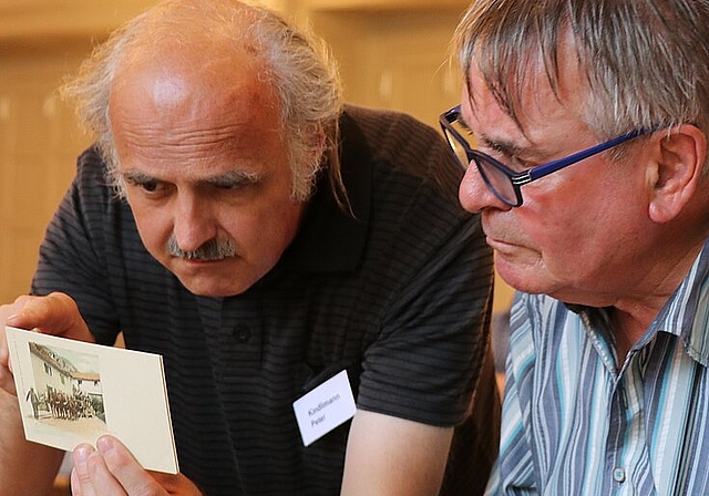 Aufmerksam betrachten Verkäufer und Interessent das Verkaufsobjekt. (Bild: ZVG)