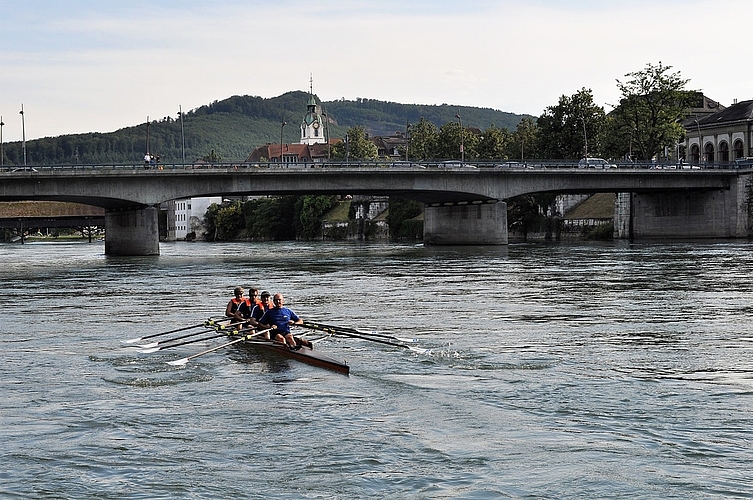 Immer dienstags gleiten die Oltner Ruderer fast lautlos und mit rhythmischen Bewegungen über die Aare vor der Dreitannenstadt. (Bild: vwe)
