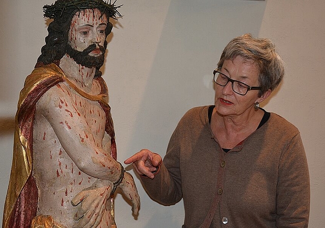 Die Oltner Kapelle wurde nach diesem Schmerzensmann «ecco homo» (Mitte 17. Jh.) benannt. Die Restauratorin Claire Rast zeigt, welche Retuschen bereits vor ihrer Konservierungsarbeit im Jahr 1960 vorgenommen wurden.(Bild: jpi)
