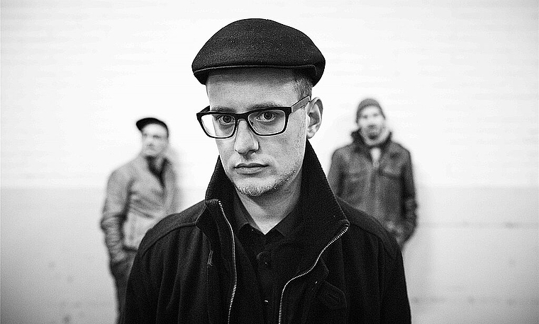 Der Zürcher Jazzpianist Yves Theiler (v.) spielt am Samstag, 25. Februar mit Luca Sisera und Lukas Mantel in der Oltner Vario Bar. (Bild: ZVG)